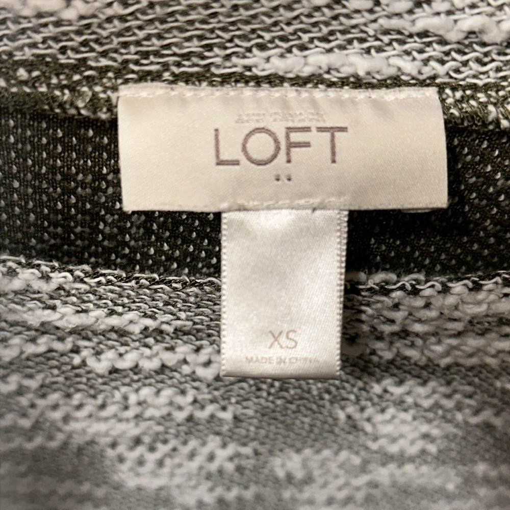 Loft grey and white size small women’s sweater - Picture 2 of 4
